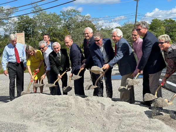  Governor McKee, Senators Reed and Whitehouse, FWHA and RIDOT Break Ground for the East Bay Bike Path Bridges