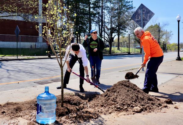  Ahead of Earth Day, Reed & Smiley Join WRWC for Tree Planting & Highlight Efforts to Help RI’s Urban Forests Branch Out, Absorb More Carbon Dioxide, & Combat Pollution and Climate Change