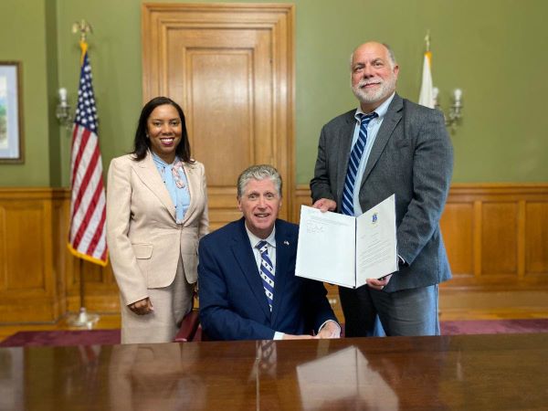  Governor McKee Signs Executive Order Re-establishing RI’s Chief Resilience Officer