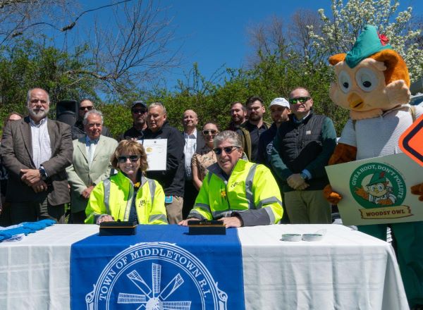  Governor McKee, First Lady Join State and Local Officials for Earth Day Litter Pick-up in Middletown, Recognizing Recipients of Litter-Free Rhode Island Microgrants