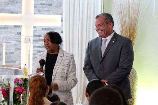  Los republicanos necesitan que los evangélicos acudan a votar, mientras el candidato al Congreso Victor Mellor visita iglesias en Cranston.